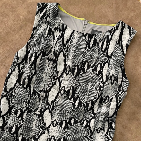 Vince Camuto Abstract Print Dress with Pockets Size 6 - Picture 4 of 14